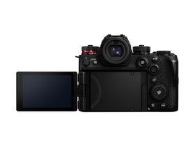 Panasonic LUMIX S1RII captures 6K 30p video with high detail for cinematic results.