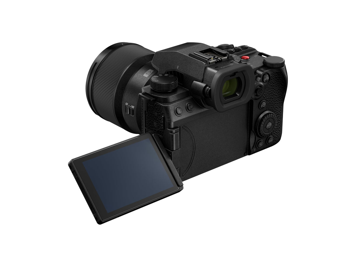 Panasonic LUMIX S5IIX 20-60mm kit enables versatile travel photography