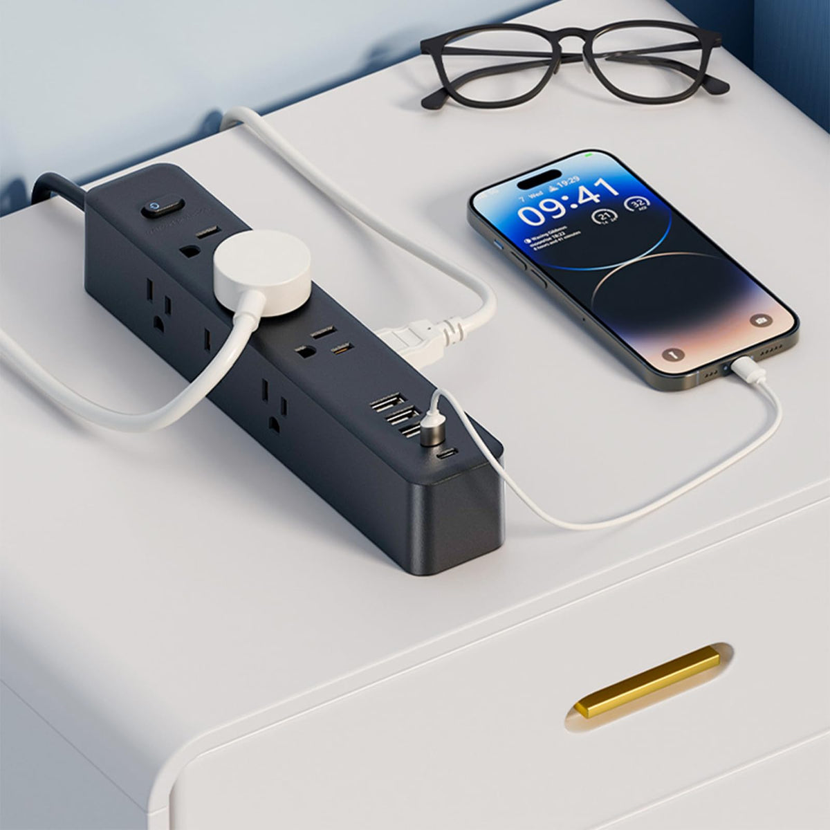 PATDEENREE surge protector with 1250W surge protection for electronics.