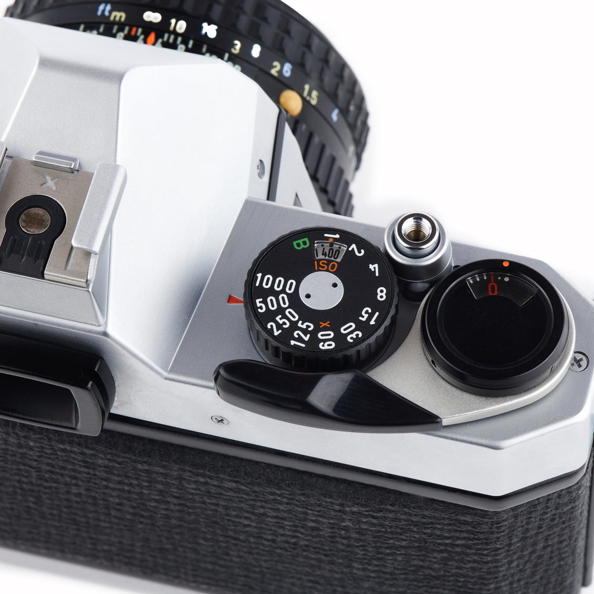 Built-in meter ready with LR44 battery for exposure guidance