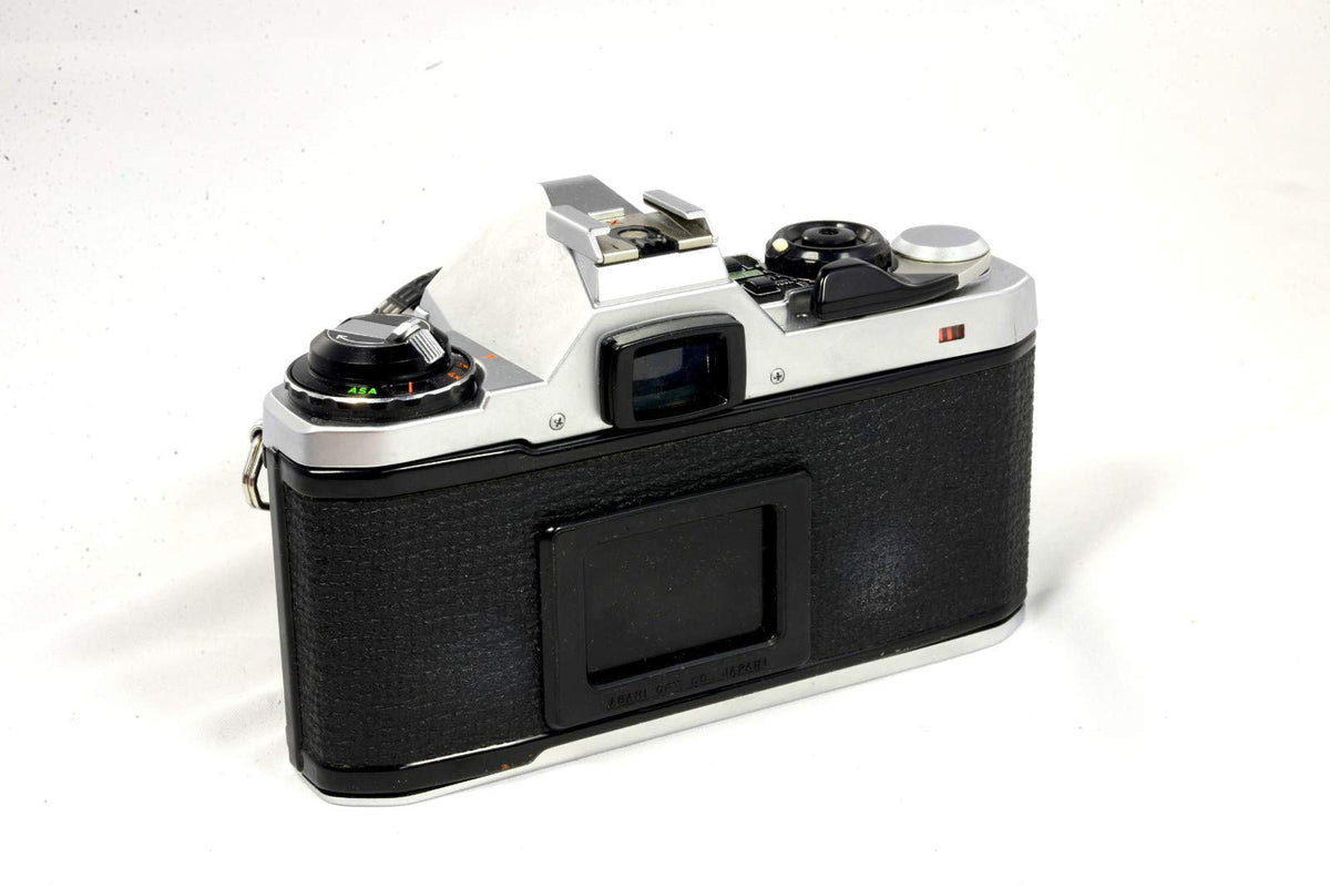 Pentax ME Super 50mm lens close-up highlighting bright f/1.4 performance in low light.