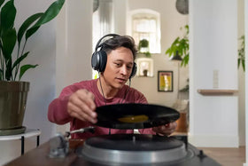 Philips Fidelio X3 comfortable earcups support long recording sessions without fatigue.