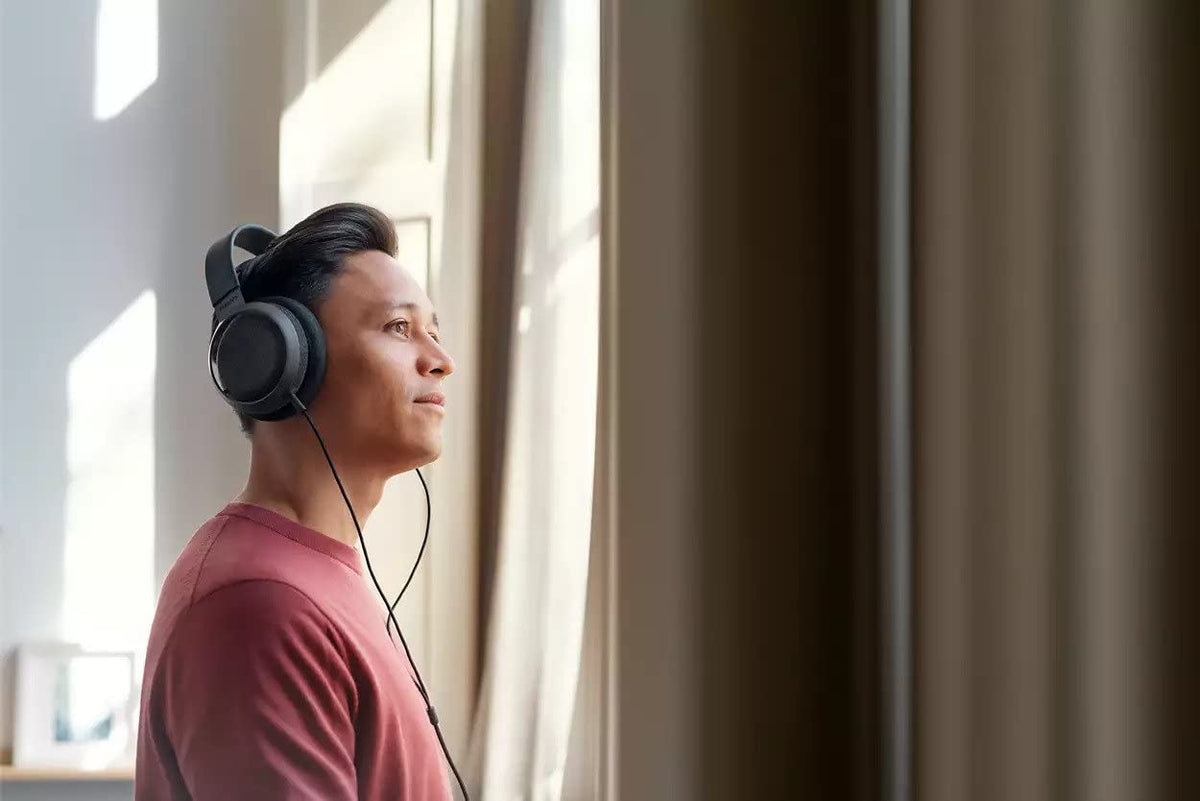 Philips Fidelio X3 detachable cables offer flexible connection options for studio or mobile use.