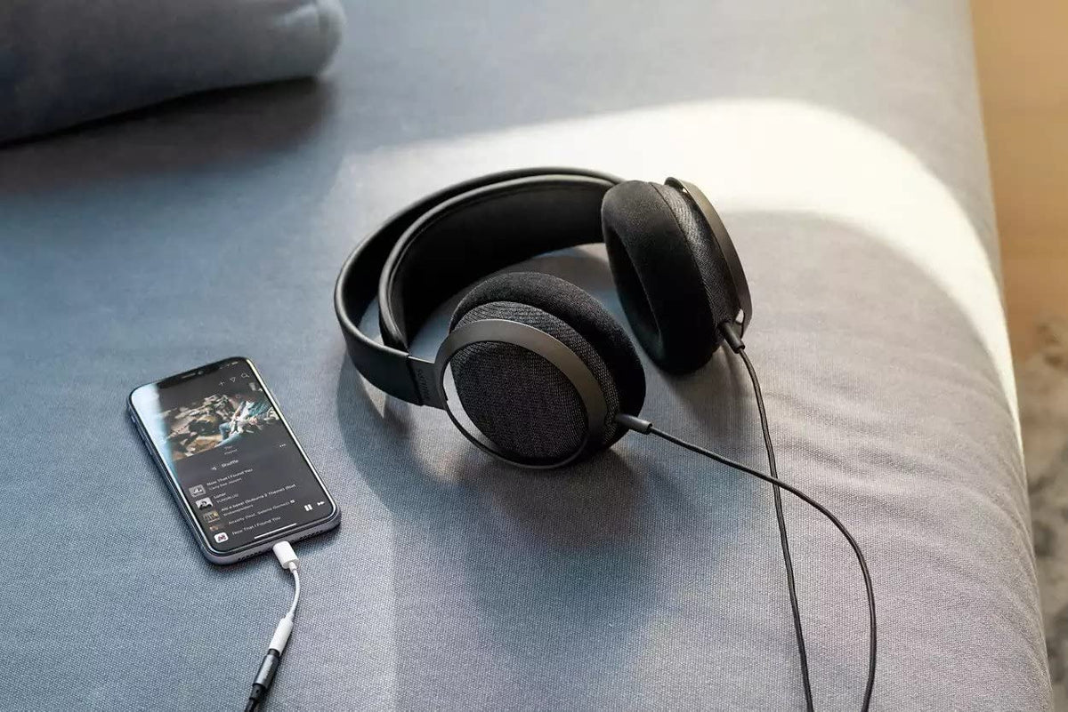 Philips Fidelio X3 premium leather headband combines comfort with premium materials.