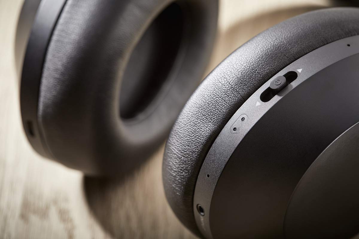 PHILIPS PH805 on-ear controls for easy playback adjustments