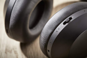 PHILIPS PH805 on-ear controls for easy playback adjustments