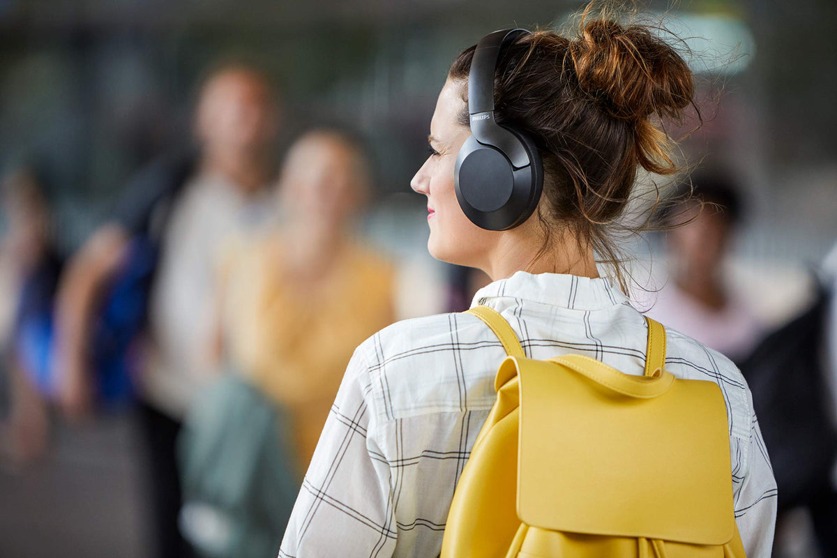 PHILIPS package contents showing headphones, cable, and manual for ready setup