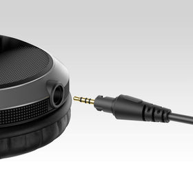 Pioneer DJ HDJ-X5 durable outer texture with grip.