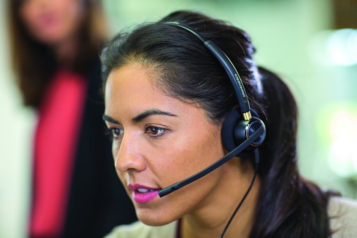 Plantronics PLNHW520 binaural design aids focused listening during calls.