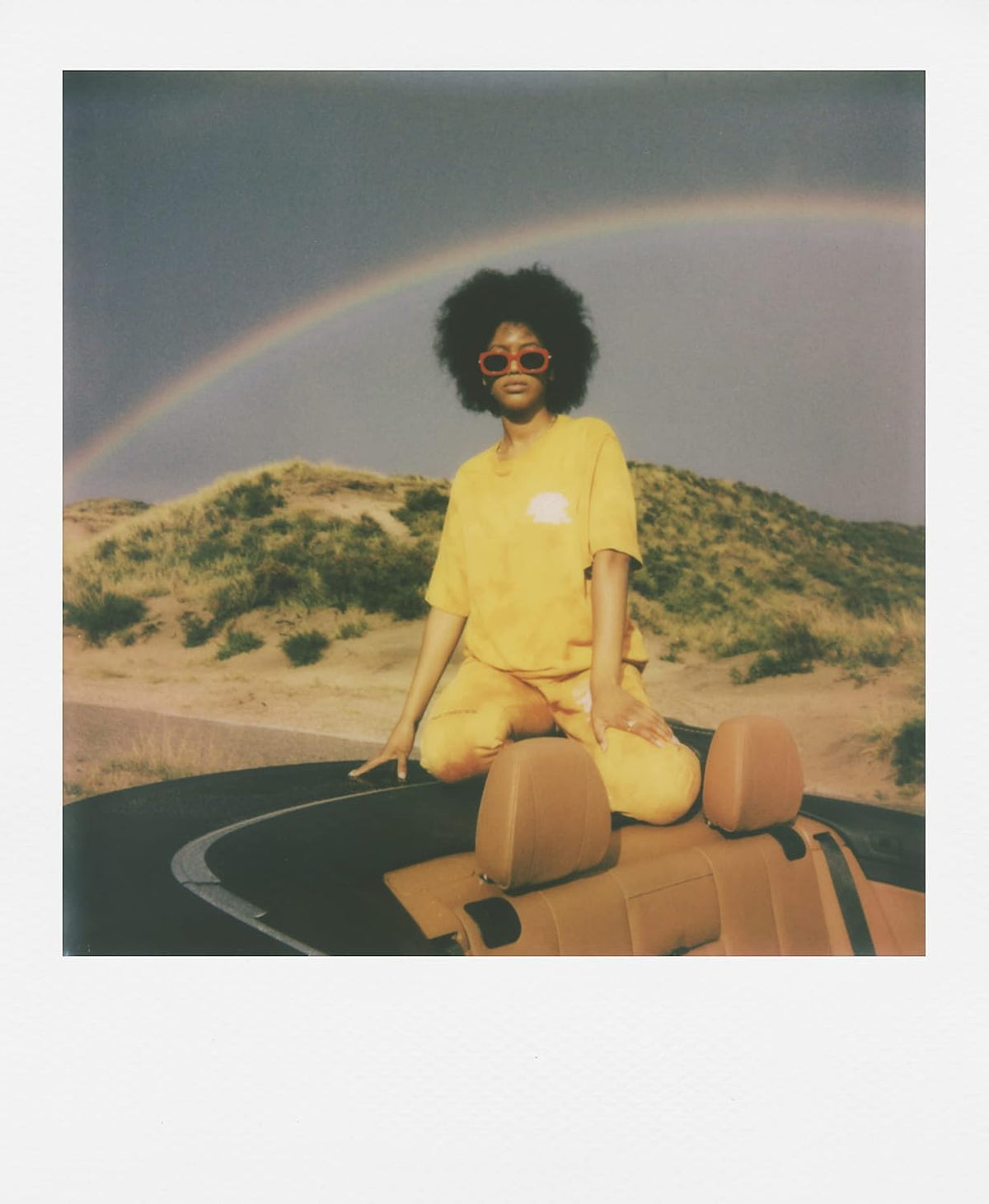 Polaroid GO developing stage in darkness to avoid light exposure