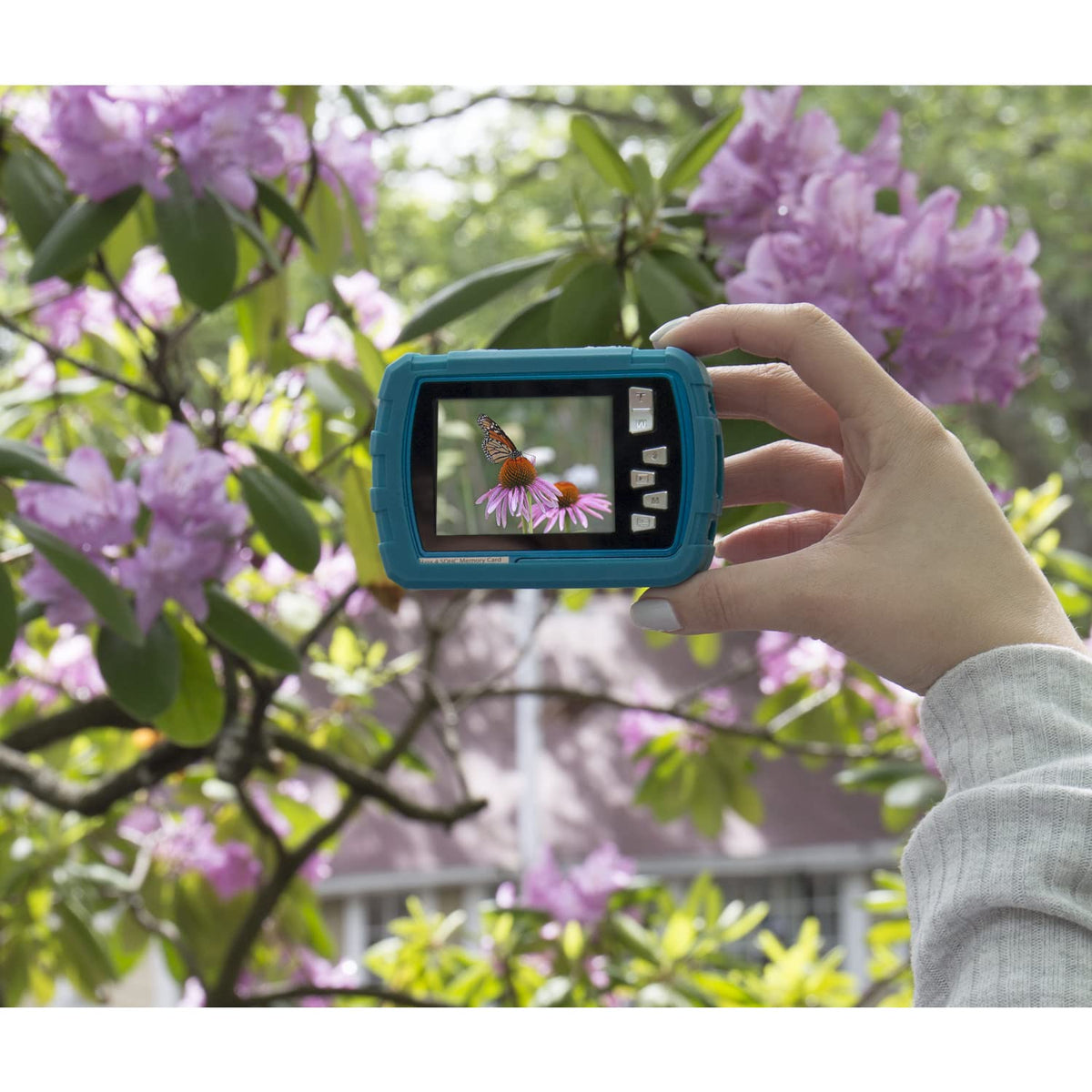 Polaroid IS048 720p video records clear action in bright light.