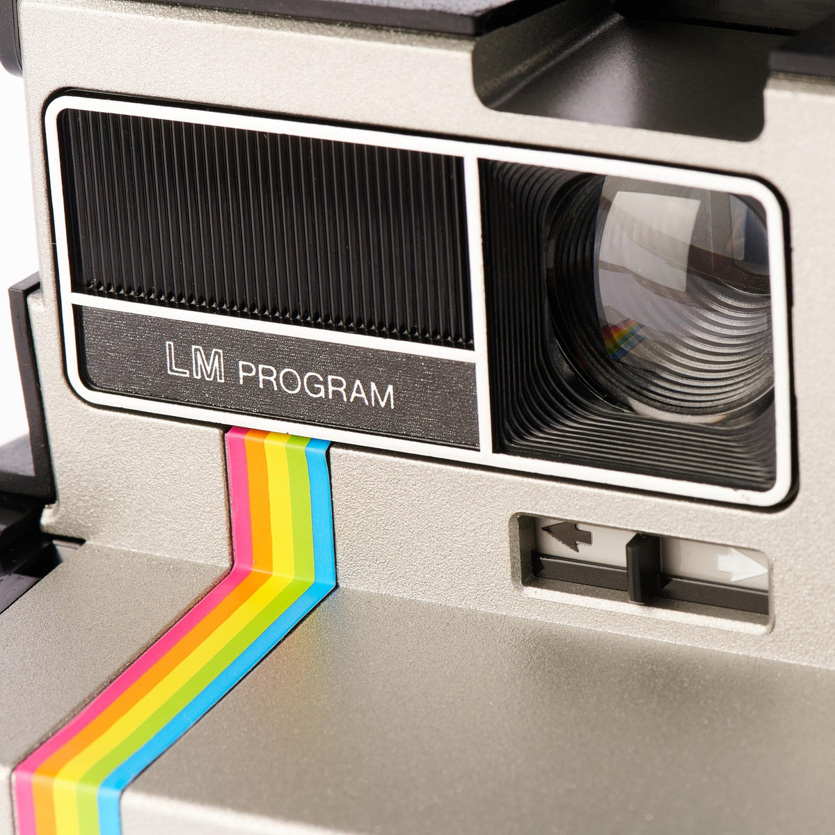 Polaroid Supercolor 635 built-in flash ensures balanced exposure in dim settings