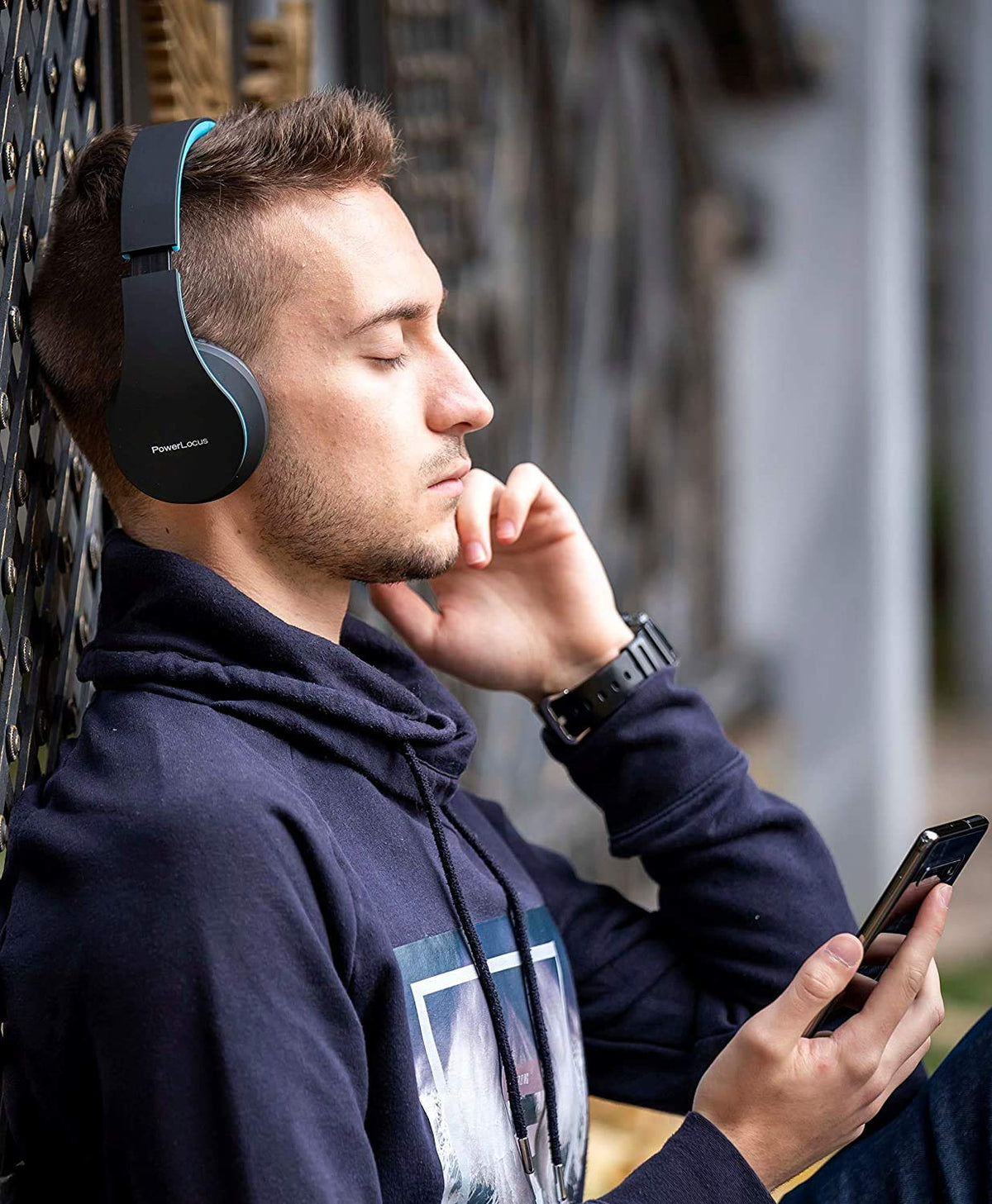 PowerLocus soft-earmuffs provide comfortable long listening sessions.