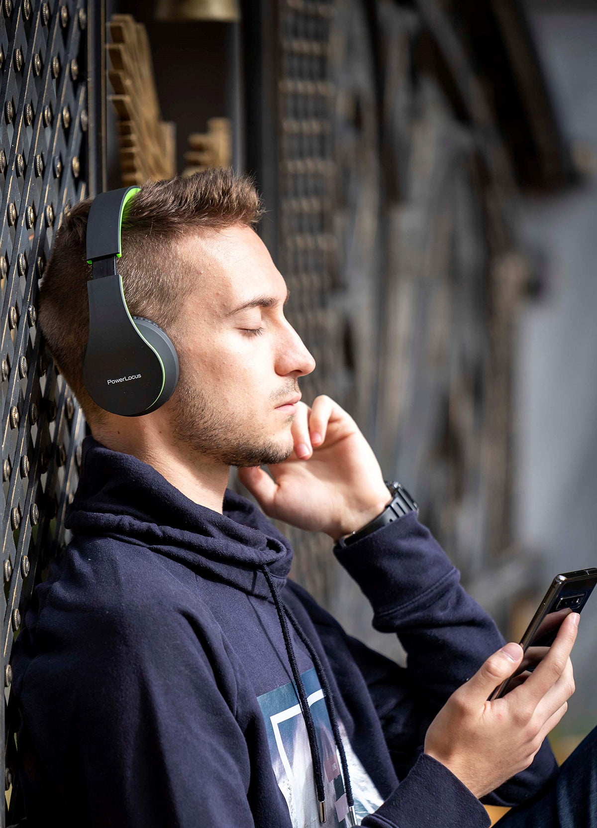 PowerLocus soft ear cushions provide lasting comfort during long listening sessions.