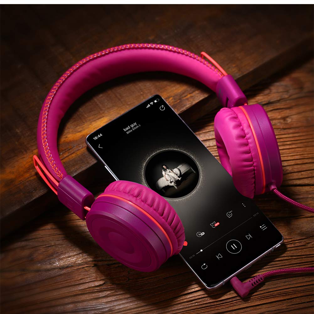 Powmee M1 3.5mm compatibility supports devices like tablets and laptops.