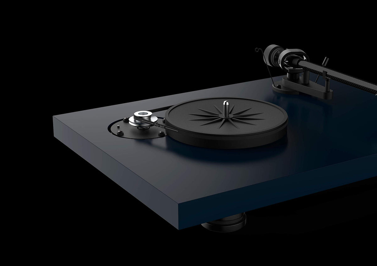 Pro-Ject Debut Carbon EVO Rainier cartridge mounted for quick setup.