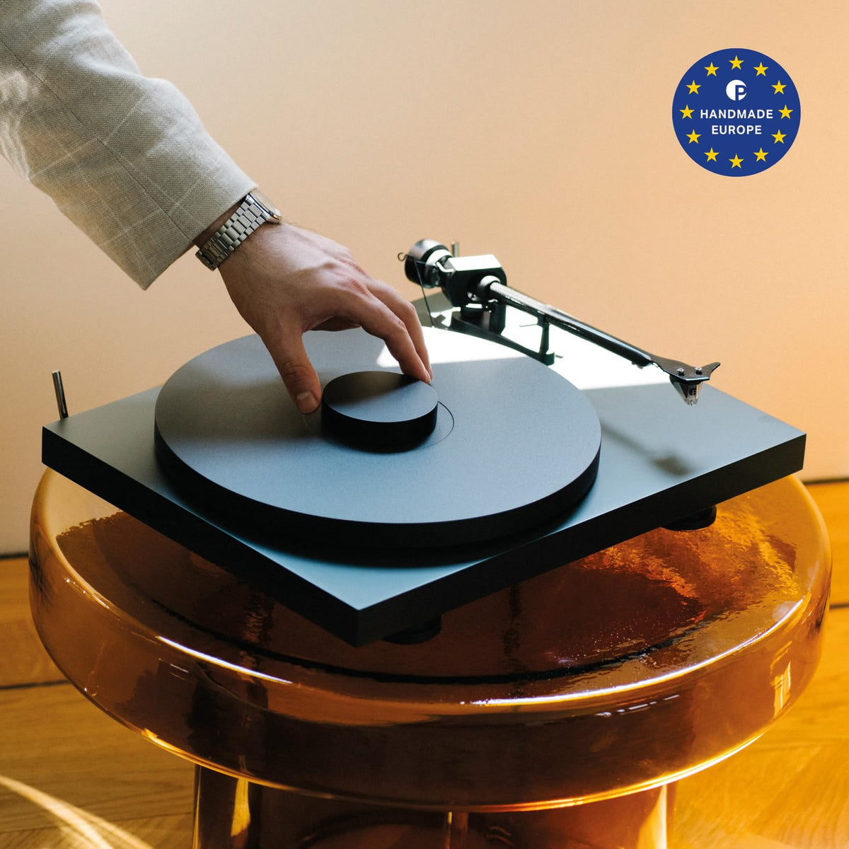 Pro-Ject Debut EVO 2 satin white finish conveys premium aesthetics and durable build.