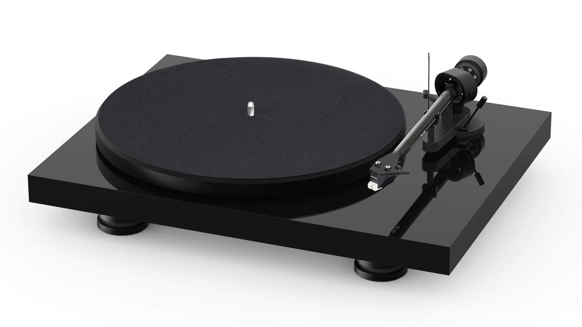 Pro-Ject Debut Carbon EVO turntable in black with Rainier cartridge for precise vinyl playback.