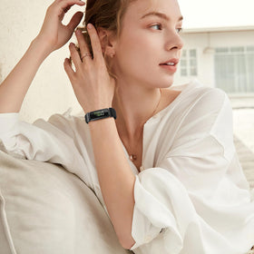 Puhuite band on wrist illustrating size range from 5.1 to 9.8 inches for a comfortable fit.