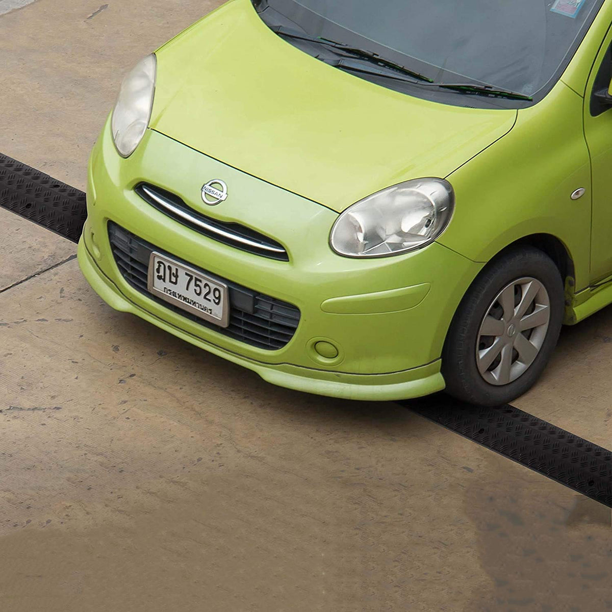 Pyle closeup of single channel groove protecting cables