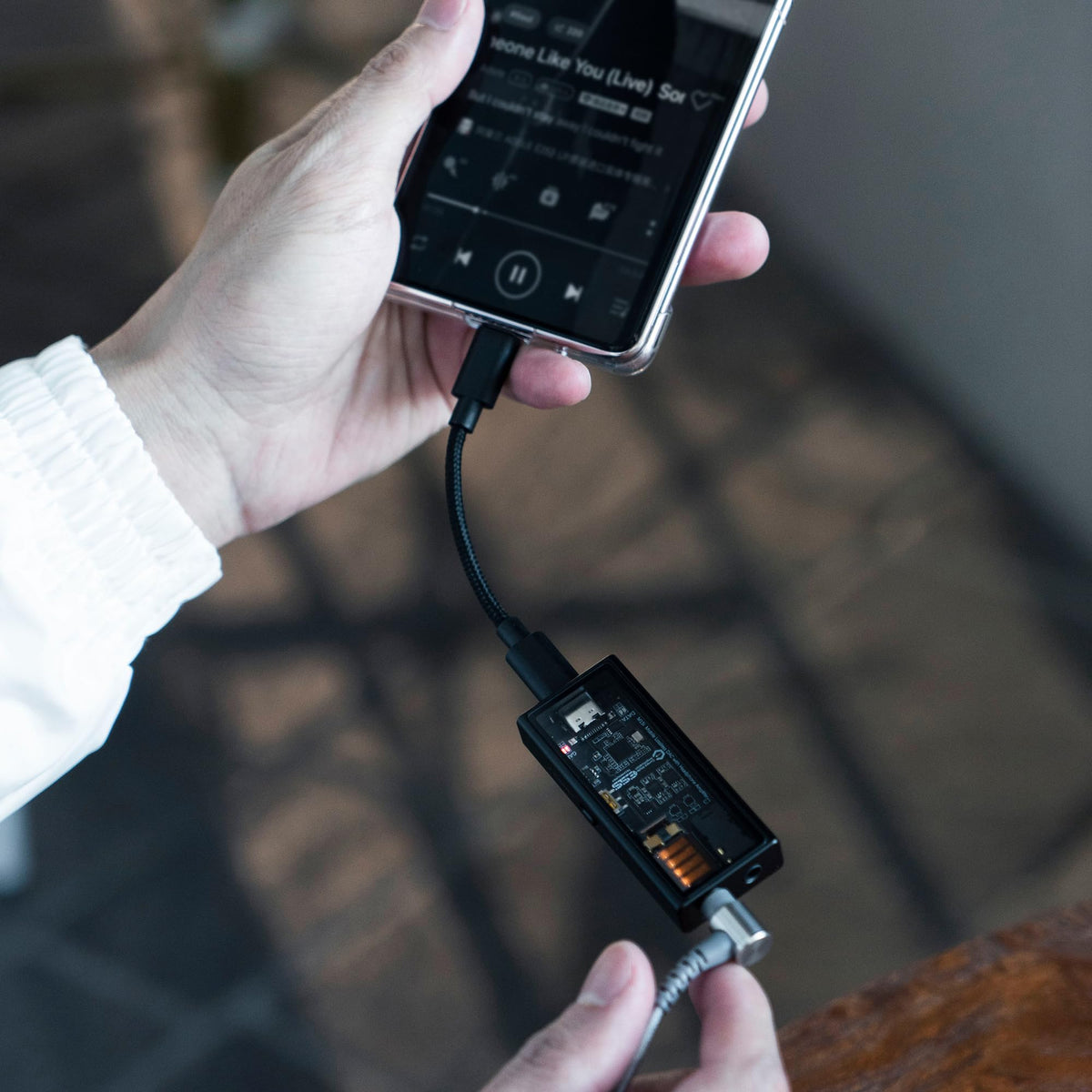 Questyle M15i used in real-world scenarios with mobile devices.