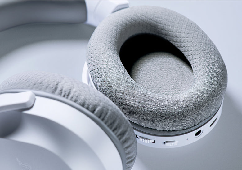 Detachable mic on Razer Barracuda X minimizes background noise for clear voice chat.