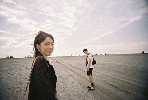 RETO street photography scene shows daylight-friendly performance.