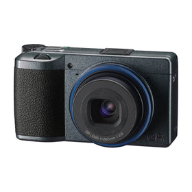 Ricoh GR IIIx Urban Edition Auto-area AF center focuses on subject and reduces distractions.