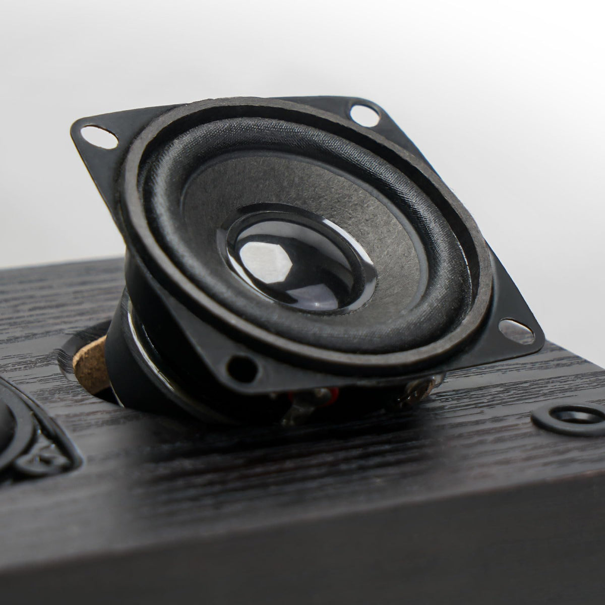 RIOWOIS wood-grain close-up highlighting texture and elegant room integration