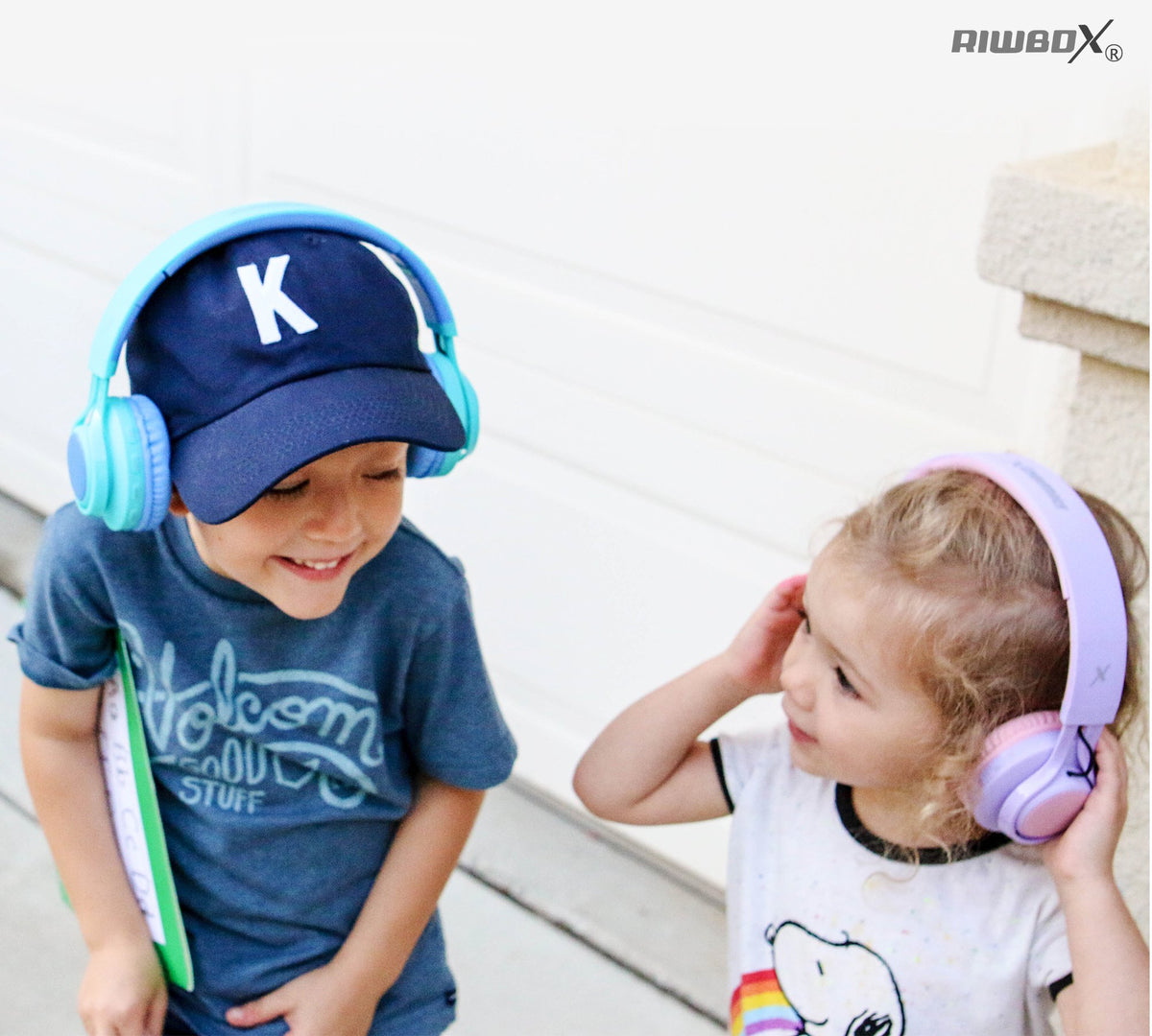 Built-in microphone supports hands-free calls and classroom chats