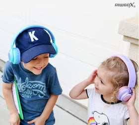 Built-in microphone supports hands-free calls and classroom chats