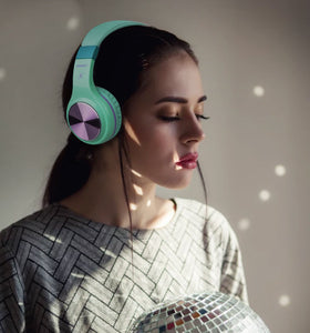 Riwbox XBT-80 wireless battery life supports hours of listening.
