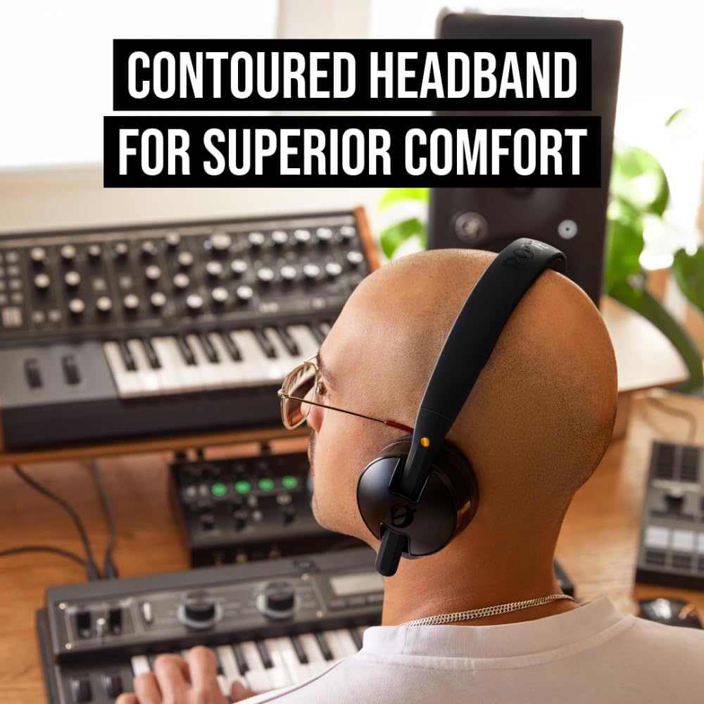 RØDE NTH-50 detachable cable emphasizes flexible setup and secure locking