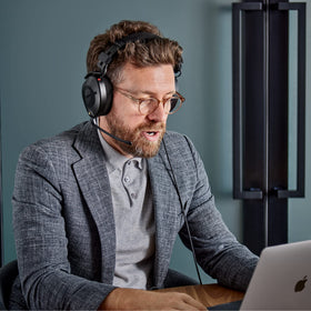 RØDE NTH-100M broadcast microphone captures clear speech in any setting.