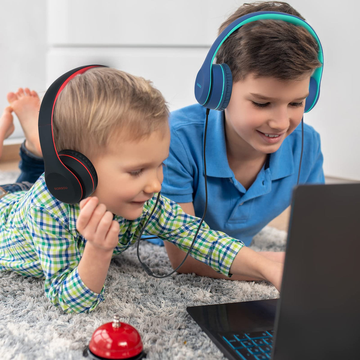 RORSOU K5 child using tablet showing comfortable, child-friendly listening benefit