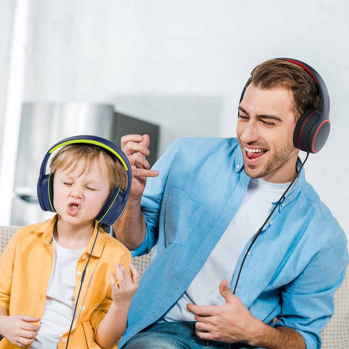 RORSOU R10 being used with a smartphone for easy listening