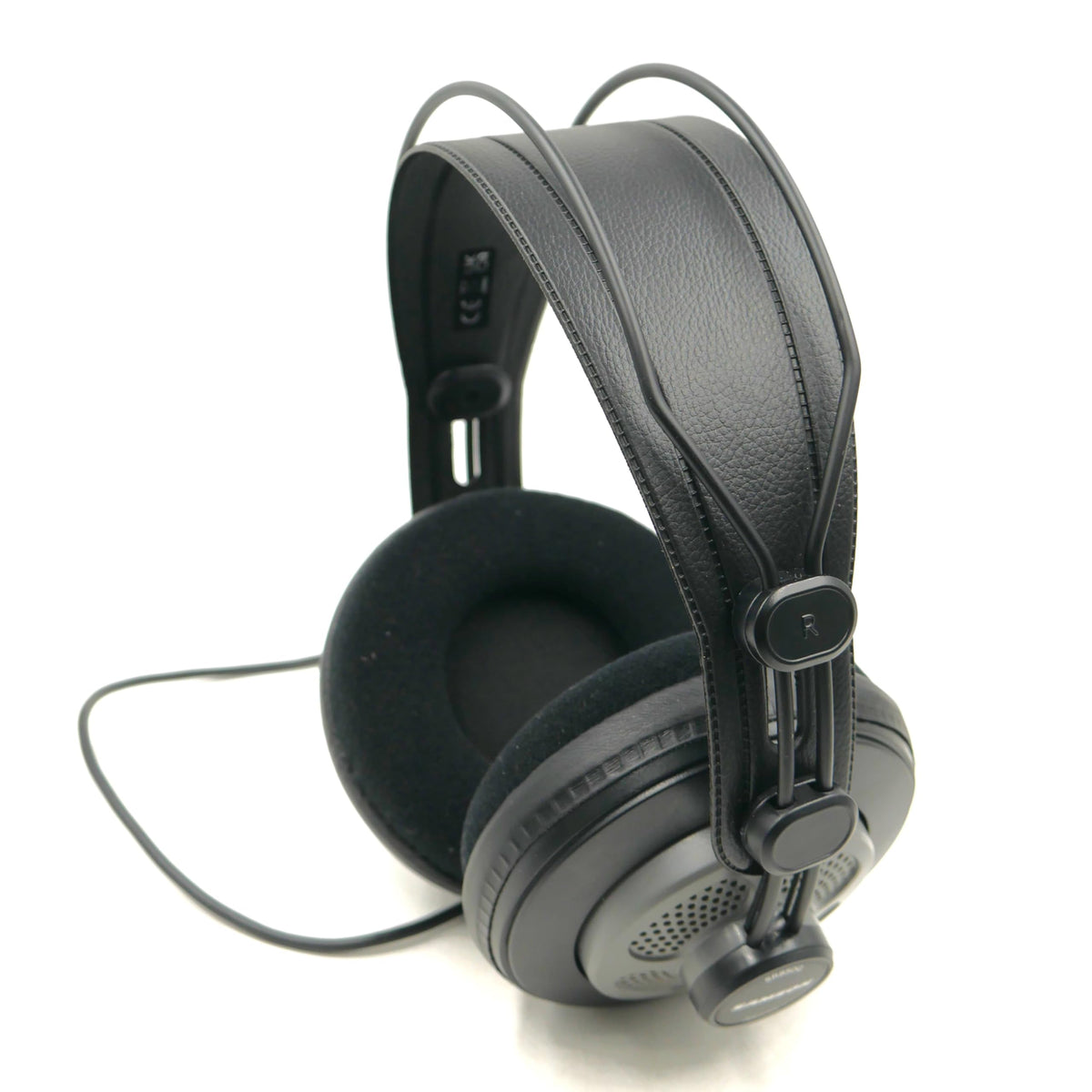 SAMSON SR850G velour ear pad closeup offering breathable comfort during long sessions