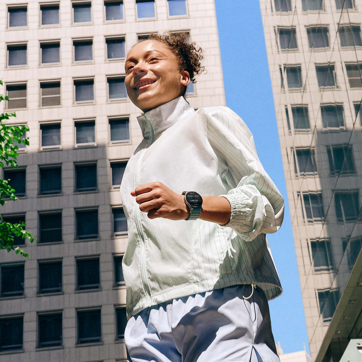 Samsung Galaxy Watch7 Green call and message view enables hands-free communication.