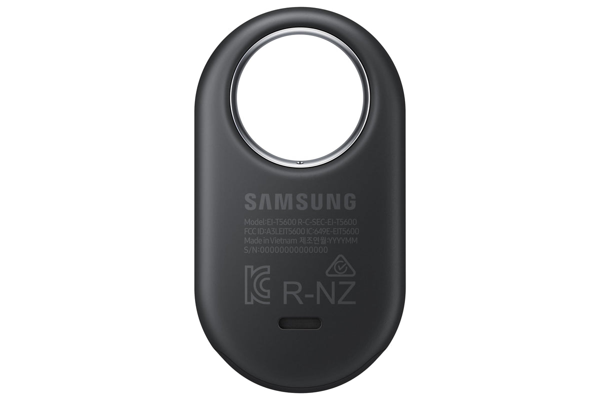 Samsung SmartTag2 partially submerged showing Samsung water resistance