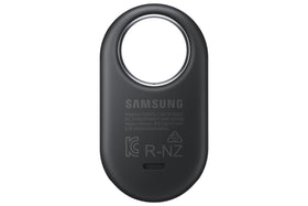 Samsung SmartTag2 partially submerged showing Samsung water resistance