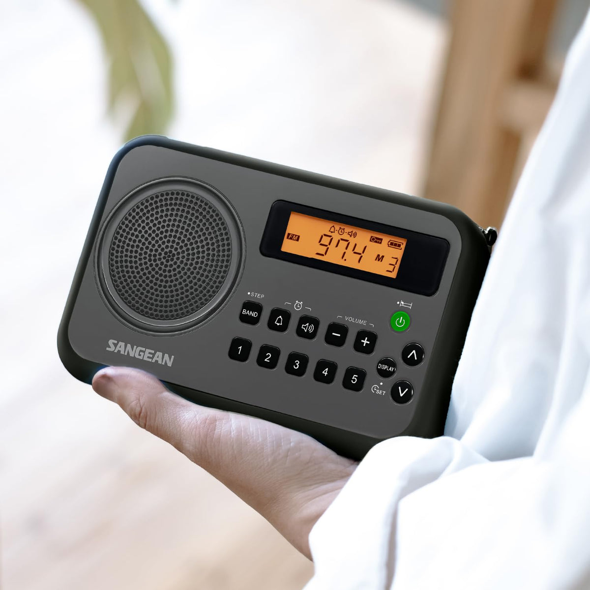 Sangean PR-D18BK battery status indicator emphasizing portable power awareness.