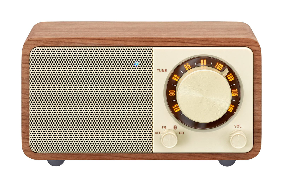 Sangean WR-7WL front view showing walnut cabinet and controls, clear vintage styling