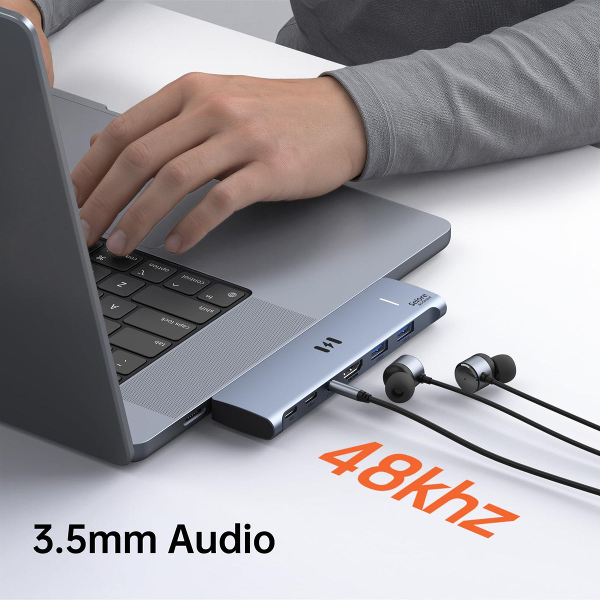 Selore&S-Global hub with 3.5mm audio and USB-A ports in use