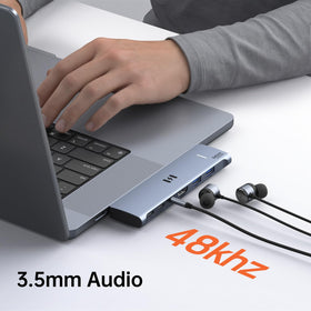 Selore&S-Global hub with 3.5mm audio and USB-A ports in use