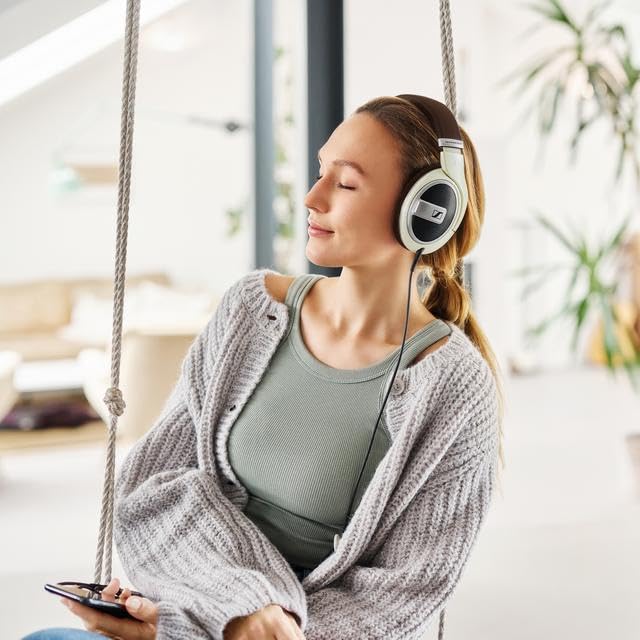 Side profile of Sennheiser HD 599 in ivory color