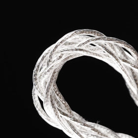 Shanling L3 nylon braided jacket resists tangles for portable listening.