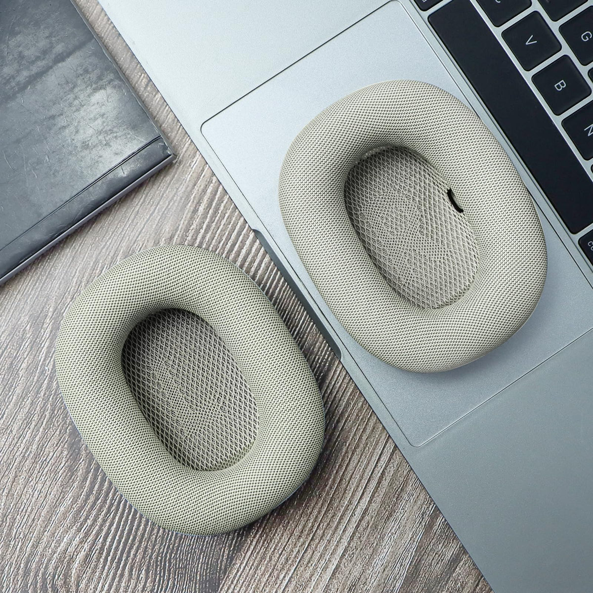 Sinowo sweat-proof surface helps keep ears cool during workouts.