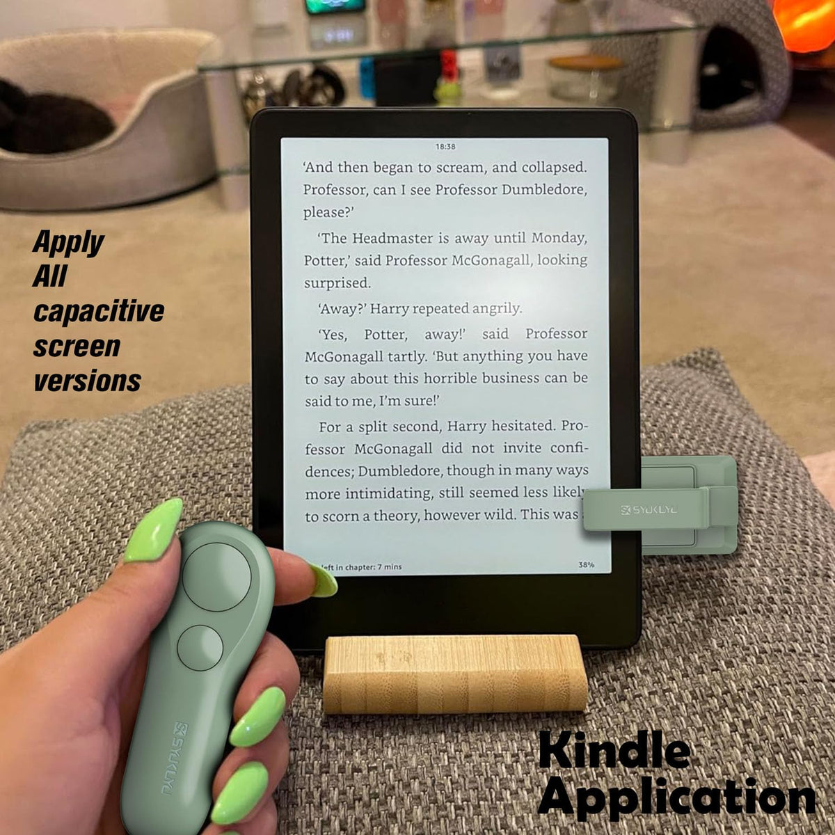 SK SYUKUYU receiver clipped to a Kindle demonstrating hands-free page turning