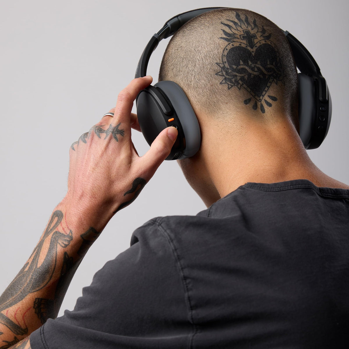 Skullcandy Crusher Evo Asphalt battery indicator shows long life for all-day use.