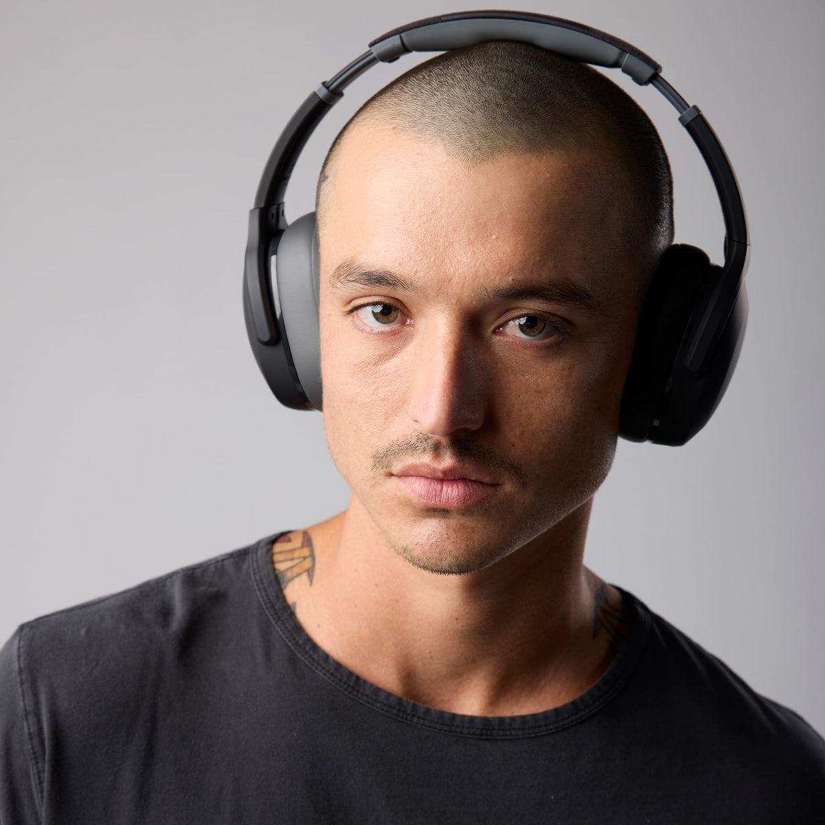 Skullcandy Crusher Evo Asphalt close-up of the 40mm drivers for powerful sound.